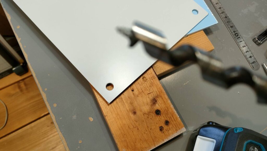 アルミ複合板穴あけ