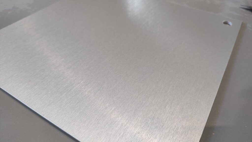 ヘアラインシートの貼り付け