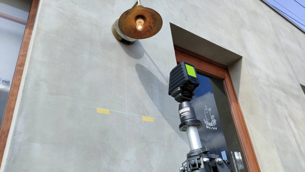 入口用化粧ビス取り付け位置レーザー墨出し器