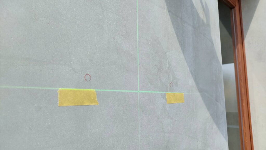 入口用化粧ビス位置合わせ