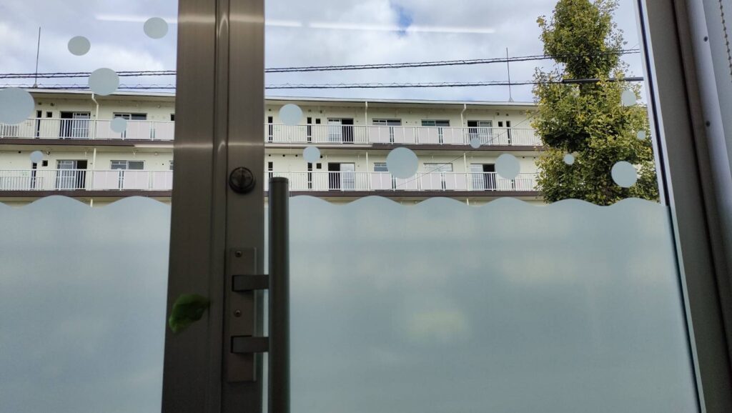 すりガラス調カッティングシート内部から見た画像