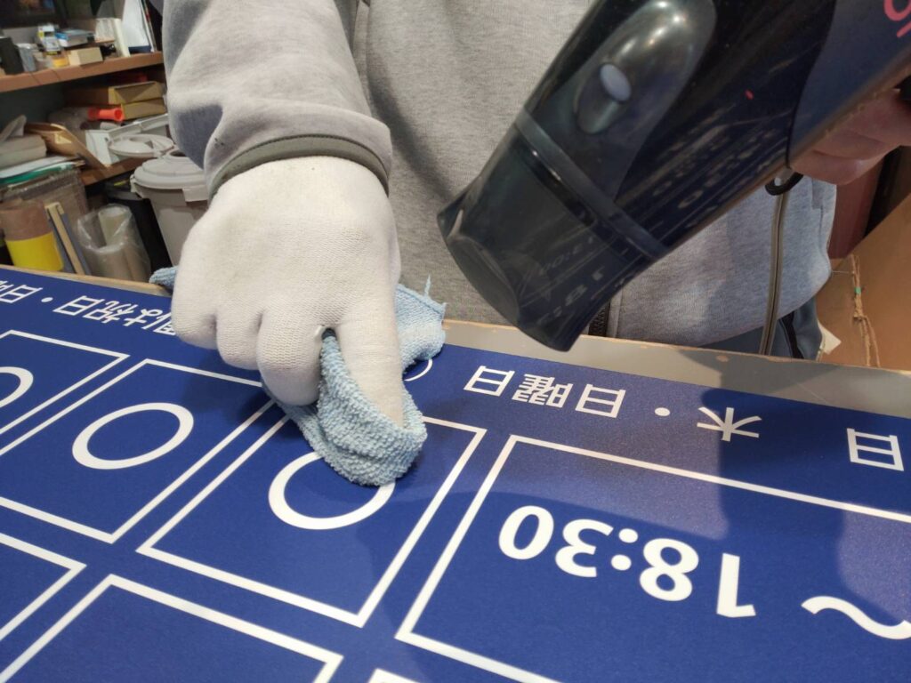 カッティングステッカーの押し込み
